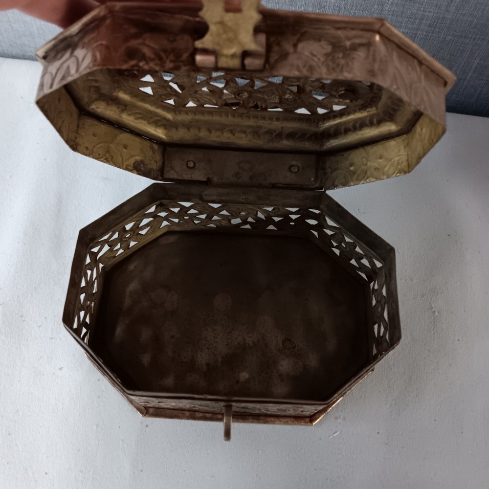 Vintage Brass Filigree Jewelry Trinket Box Hinged Lidded Floral Keepsake Chest - Picture 9 of 10
